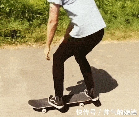 |搞笑GIF趣图公司里一个未婚女同事,天天蹭我车上下班