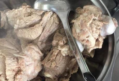 牢记|炖大骨汤时,牢记“1做2不放”,骨头汤香浓奶白味道香,无腥味