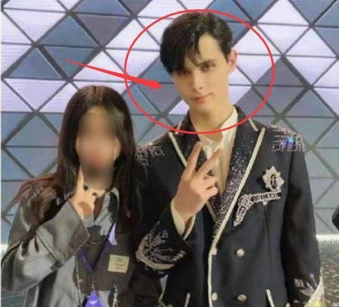 有种“区别待遇”叫利路修合照，和男生板着脸，和女生太真实了