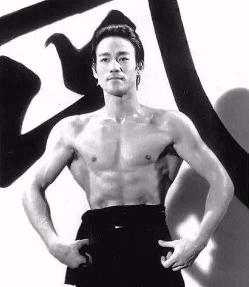 绳索|男生健身先练胸肌，不显强壮反倒影响了体态你应该先练这个部位