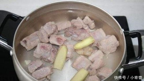 为啥排骨焯水后又腥又臭?看到大厨操才明白,原来用错“水”了