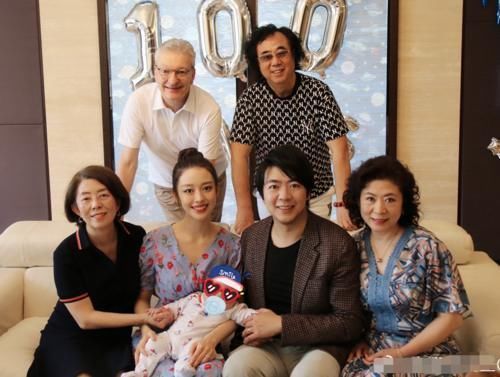 郎朗|郎朗一家6口为孩子庆百天,宝宝“大胖脸”像爸爸,吉娜抱着儿子又瘦又美