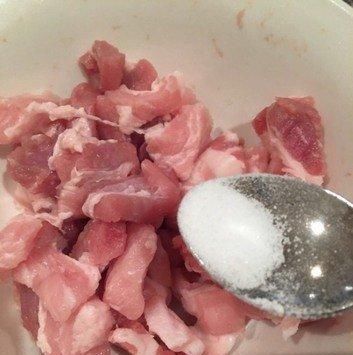 在家做炸酥肉，大厨教你这一招，酥肉金黄酥脆，放再久不回潮