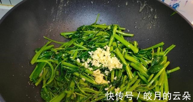 水淀粉|炒空心菜时,不要直接下锅炒,记住这个小技巧,空心菜翠绿可口!