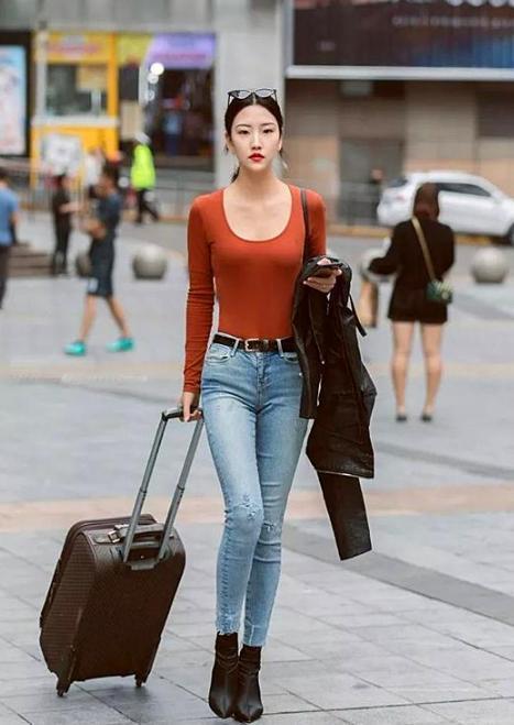 别跟我|街拍:第二个小姐姐谁也别跟我抢,一身红色长裙好美。