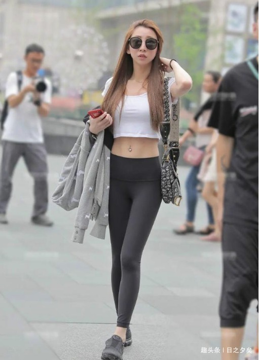 楚楚动人 婀娜有型的打底裤美女,优雅的猫步楚楚动人!