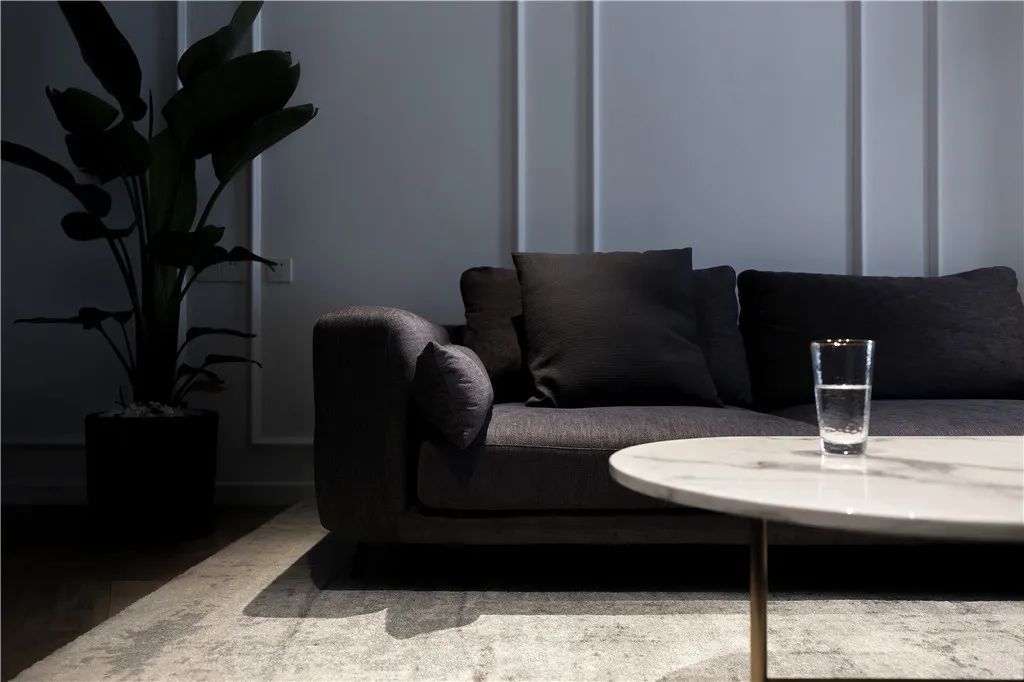 空间|130㎡现代简雅,极简无主灯的空间,简欧线条装饰,独特高级