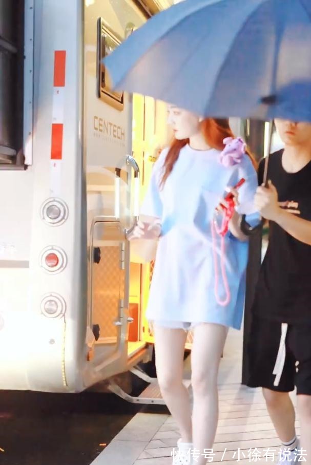 女人味儿|徐璐下班被拍,扮“下衣失踪”漫画腿抢镜,一双洞洞鞋接地气!