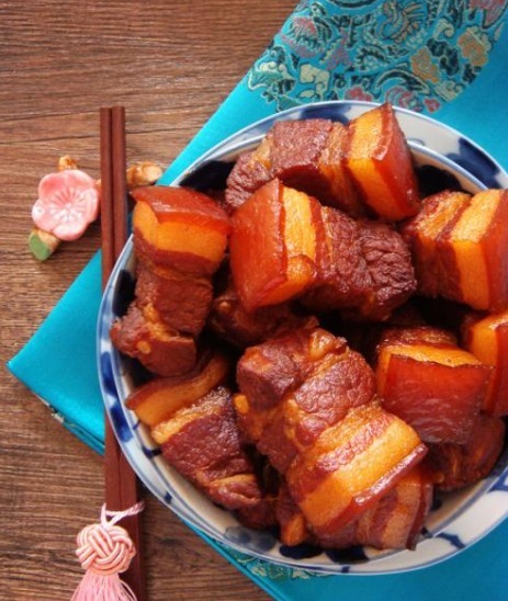 制作红烧肉,别再焯水了,用这种方法,红烧肉红润透亮,肥而不腻!