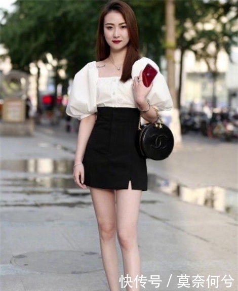 街拍:身材苗条的小姐姐,出行黑色条纹短裙,时尚又大气