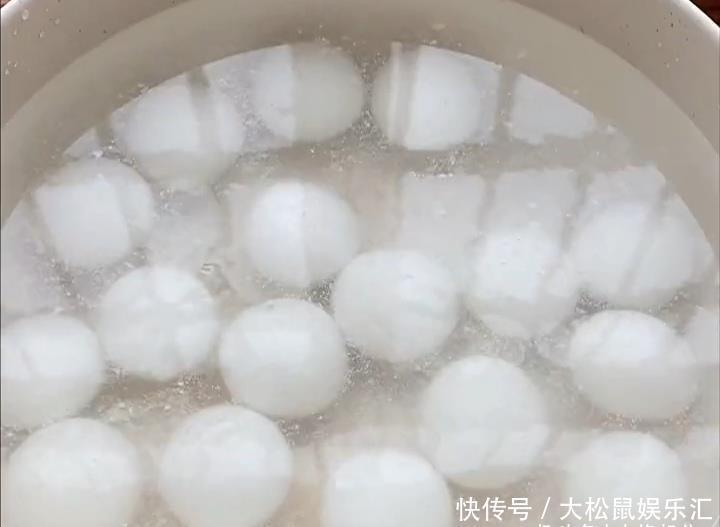 天气寒冷，孩子们爱上的零食，咬一口，外酥里嫩，流心喷香，好吃