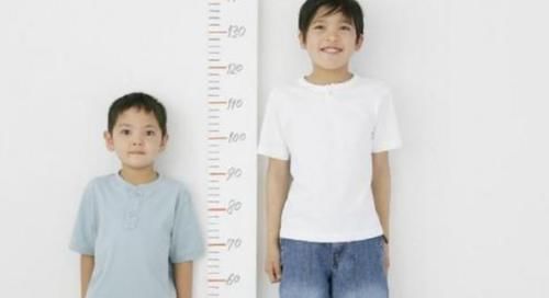 牛奶|男孩坚持睡前喝牛奶3年，现10岁身高只有1米1，喝牛奶不是补钙吗