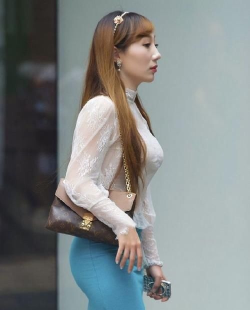 小姐姐 村上长裙展现出优雅紧致的美，丰满的胸围简直太性感，网友：性感