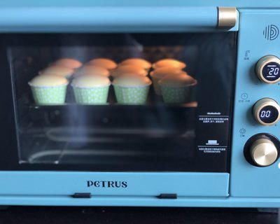 纸杯蛋糕，绝对不塌不裂，百分百成功四段式烘烤方法，不私藏无保留