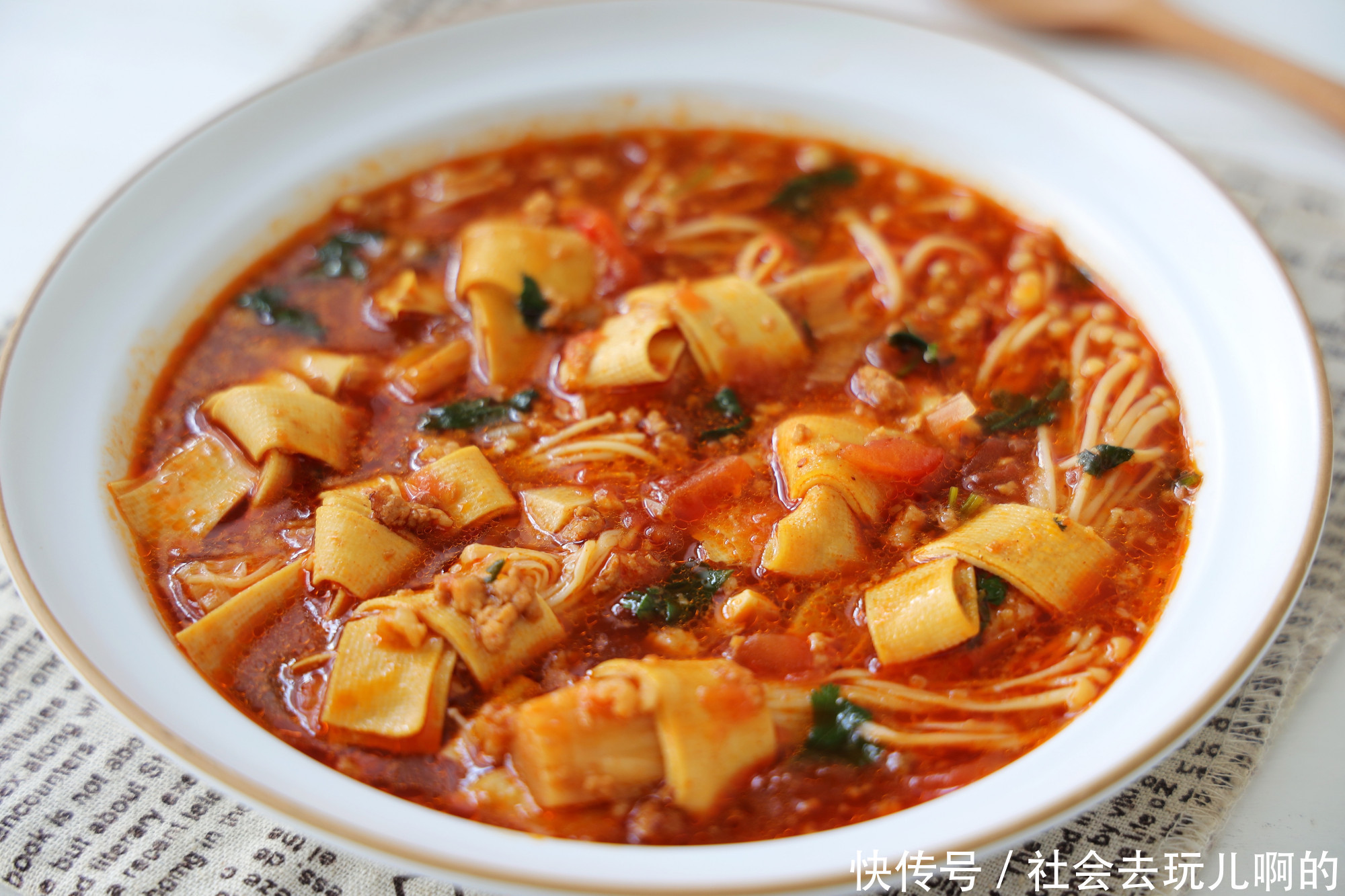 超爱|天气凉了，煮上一锅金针菇番茄汤，汤汁多，保暖又下饭，超爱吃