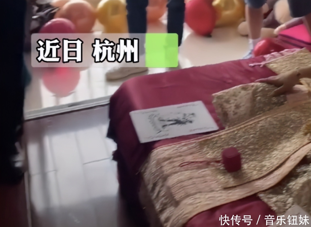 拦门|婚房秒变考场,拦门换英语听力后,网友没点文化都不敢结婚了