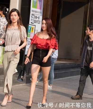 高跟鞋|街拍:红色露肩衫搭配黑色紧身短裤高跟鞋,让你变得更加年轻美丽