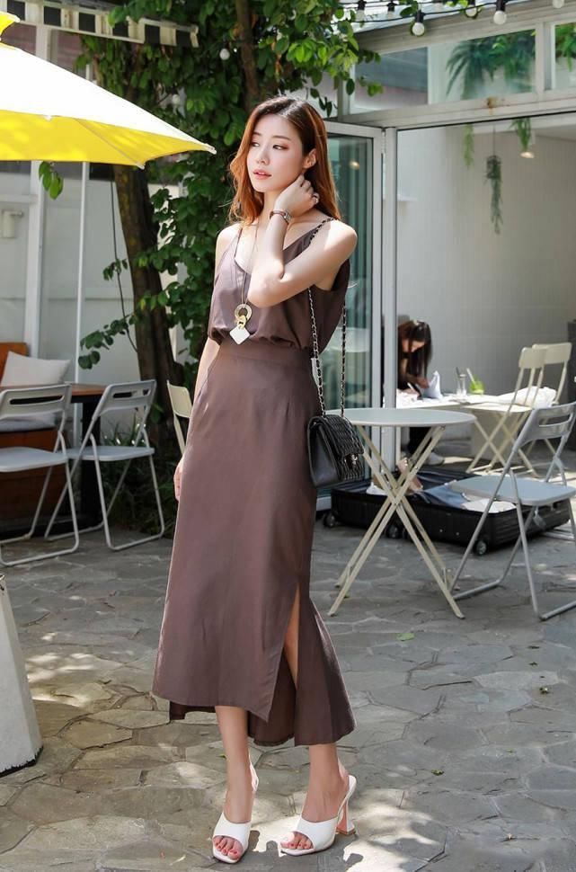 心动女生系列31咖啡色吊带连衣裙,时尚优雅尽显好身材