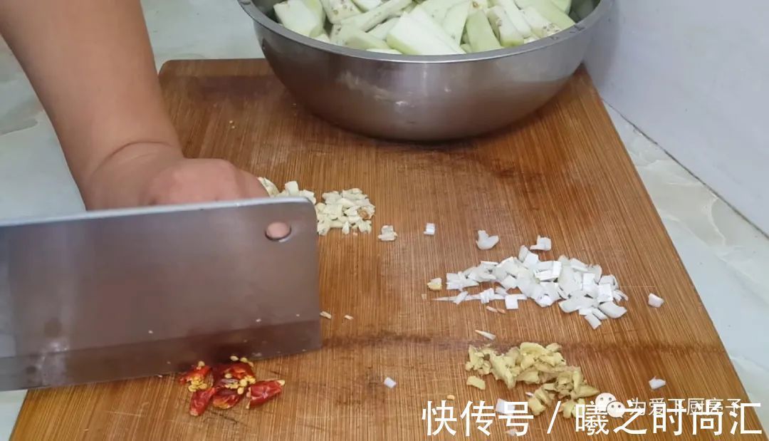 茄子|米饭怎么做才好吃吗,锅里一焖,既有菜又有饭,上桌全家都抢着吃