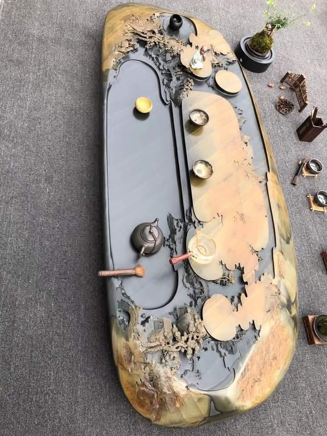 真正的“难得一见”,把长近2米的石头刻成山水画,还制成了茶盘