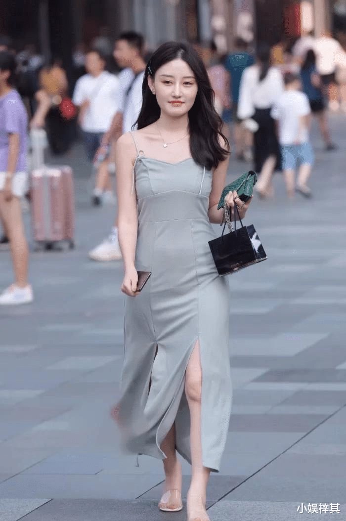 谁说灰色没有气质，一件修身丝质长裙，尽显出女性魅力