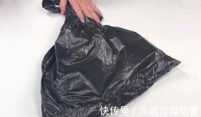 塑料袋|家里满地头发太难扫?试试这个超省事的方法,一根头发都见不到!