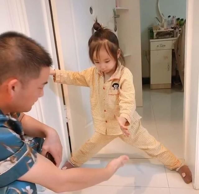 家长|女儿堵卧室门口,不让爸爸跟妈妈一起睡,爸爸的应对方法笑翻妈妈