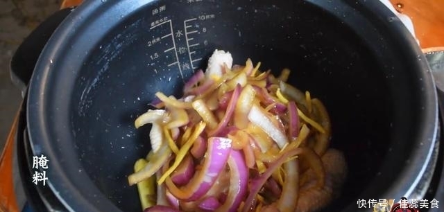 电饭煲洋葱焖鸡最好吃的做法,简单美味又下饭,看看你喜欢吃不?