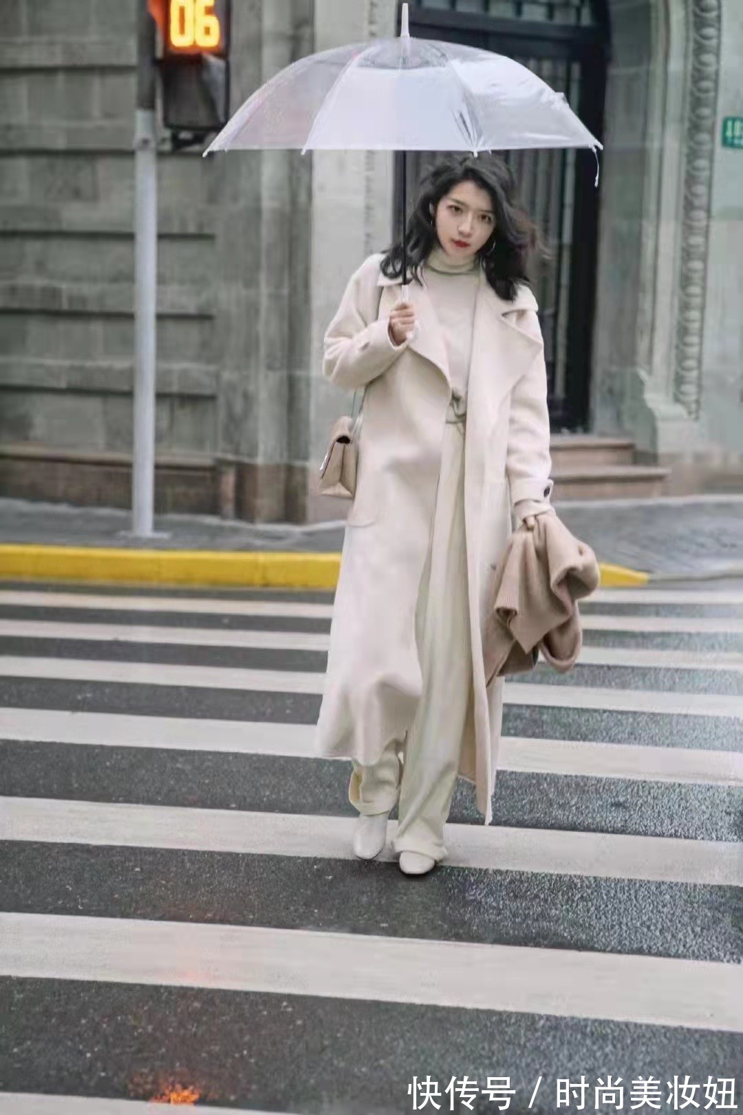 小蛮腰|冬天穿衣简约才高级,看三木的白色大衣穿搭,高级感翻倍