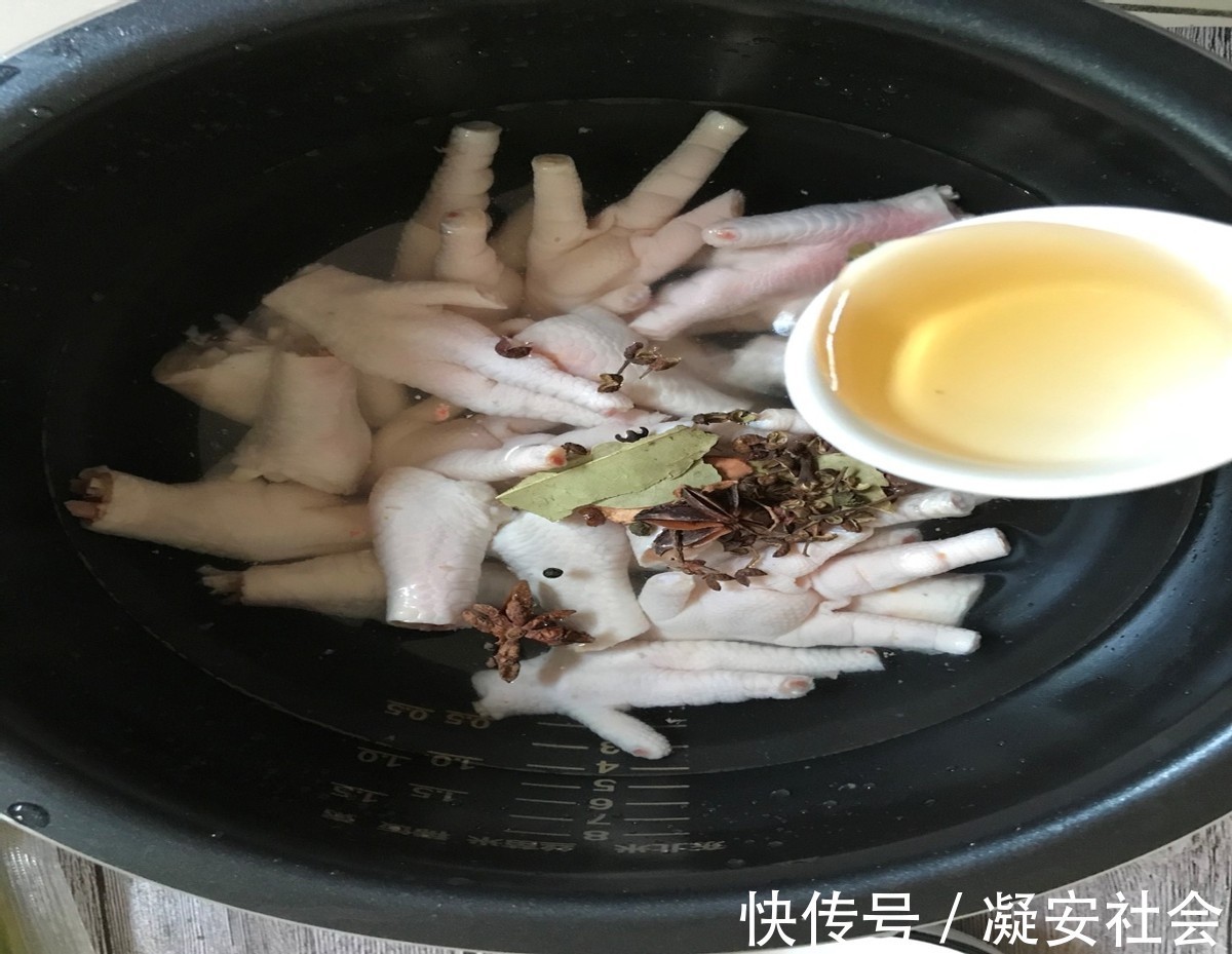 泡椒凤爪|网红小吃泡椒凤爪,在家做非常简单,酸辣开胃
