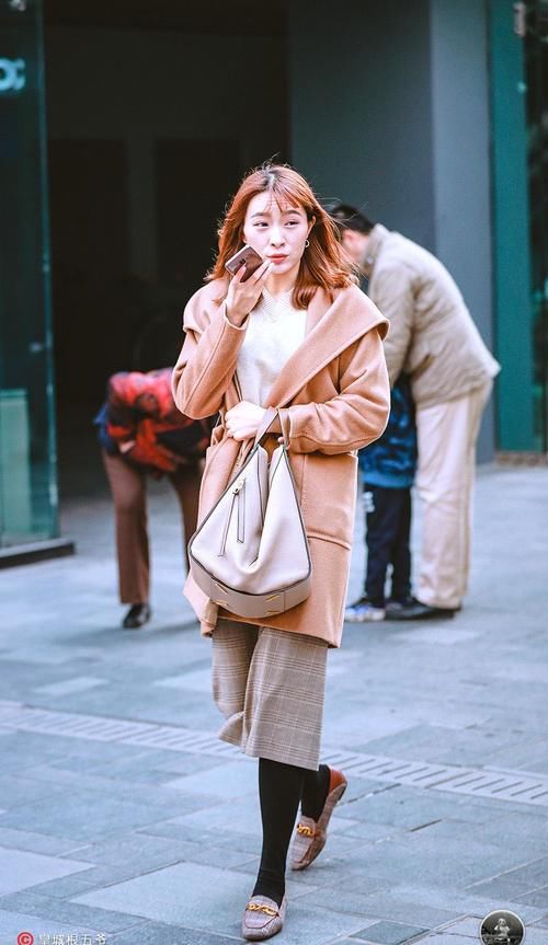 让自己|街拍:学习穿搭是一件巧妙的事情,因为它可以变化的招数有很多