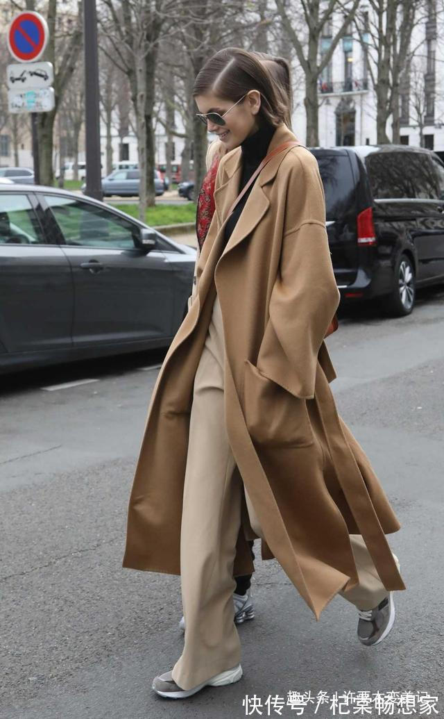 阔腿裤 请脱下你的阔腿裤,太土!今年流行的是“云朵裤”,时髦又遮肉