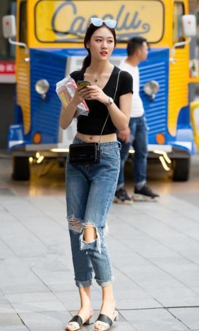 别跟我|街拍:第二个小姐姐谁也别跟我抢,一身红色长裙好美。