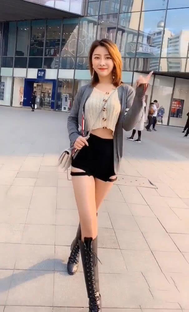 小姐姐 赶季节穿搭的潮流少女,独特风格,让她显得更抢镜