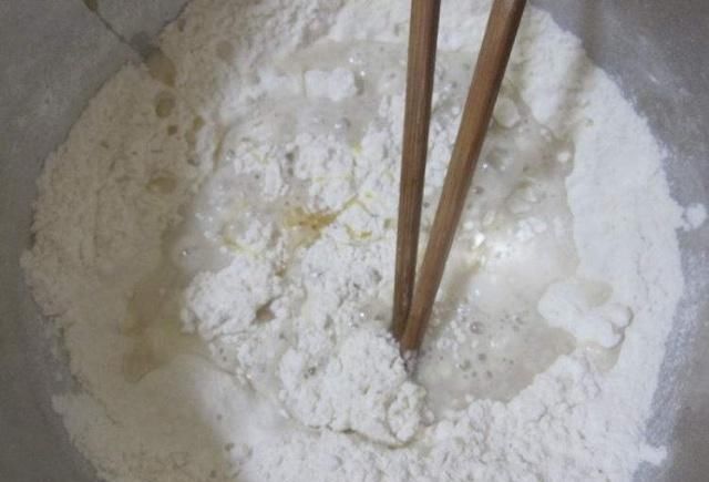  烙饼|做烙饼时，万万不可用冷水和开水，用它代替，放凉了都不硬