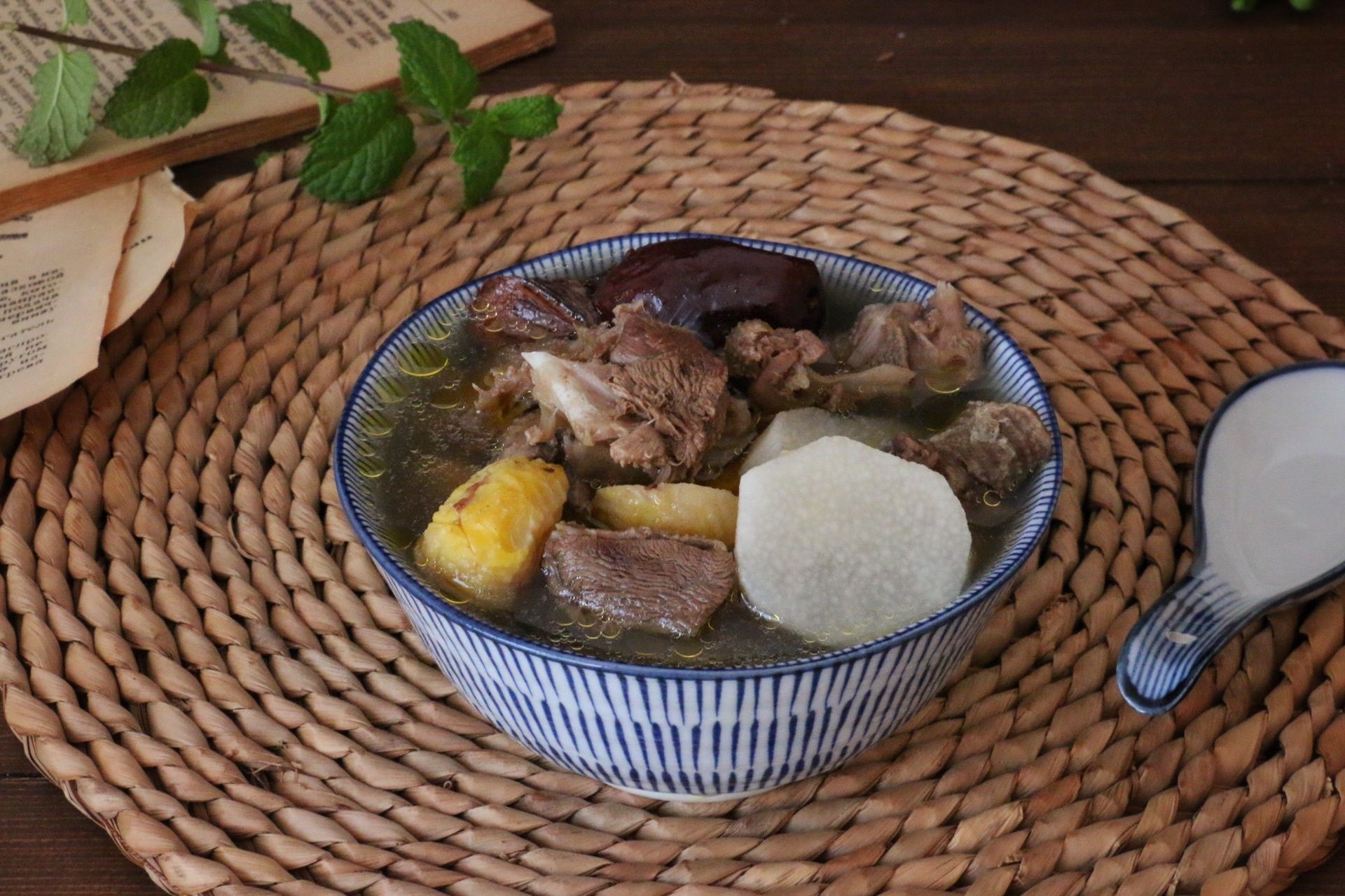 滋补营养，鸽子山药慢炖汤，鲜美可口，一碗下去全身暖暖的