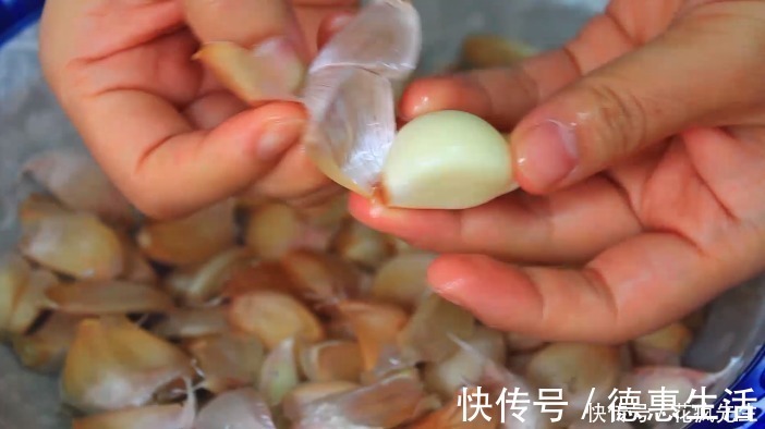 把1斤大蒜，往油锅里一扔，金黄酥脆又好吃，拌面煮汤太香了