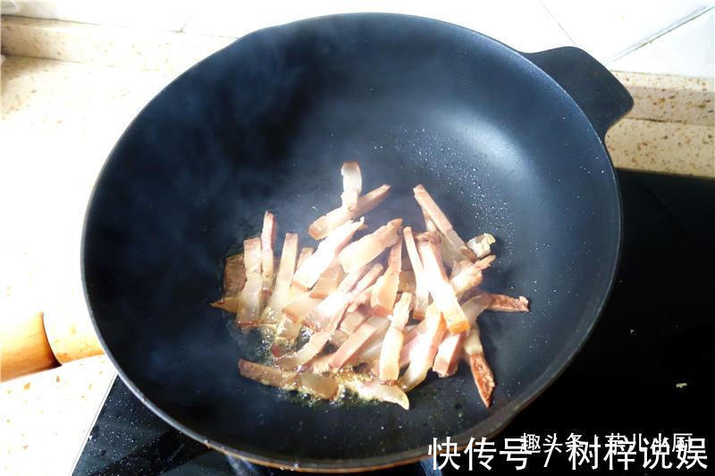 花菜别直接下锅炒,多一步,脆嫩可口,比肉还香,好吃又下饭