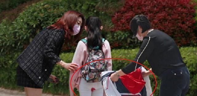 阿姨|12岁小女生路上突遇“初潮”,染红白裤子不自知,路人行为太暖心