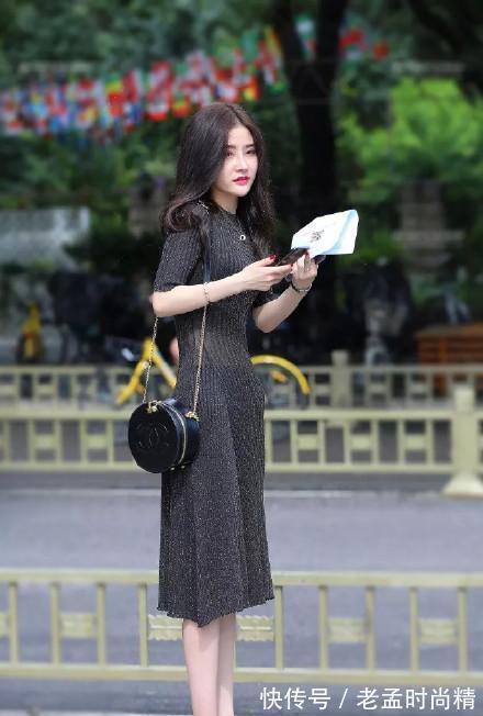 街拍 街拍:身材这么妩媚的小姐姐,让人怎么好好开车?