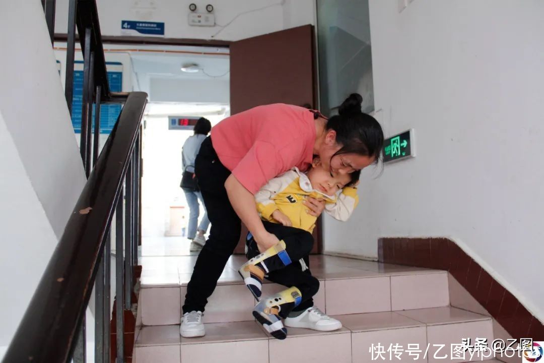 治疗|怪事啊，男童一天只睡2个小时，每到半夜大哭不止，已折腾妈妈4年