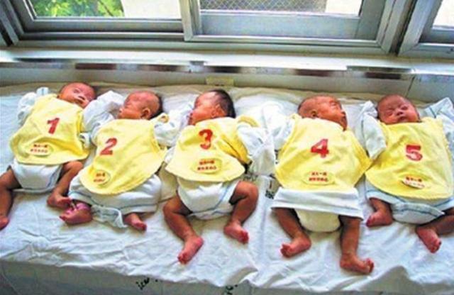 取名|宝爸随口给“五胞胎”取名,全家拍手称赞,上户口却逗笑工作人员