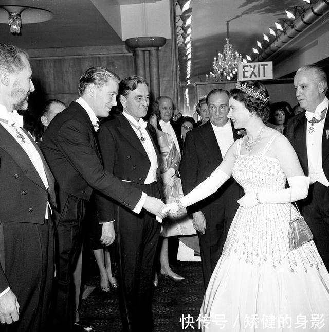 英王室官宣公主婚纱照！戴女王传家宝“流苏皇冠”惊艳，婚纱更绝