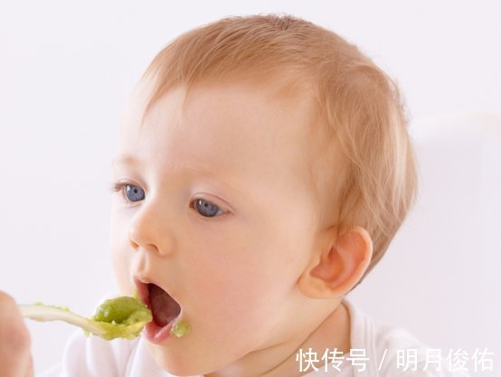 坏习惯|宝宝睡觉前要吃零食，怎么办？妈妈应不应该给他们吃？