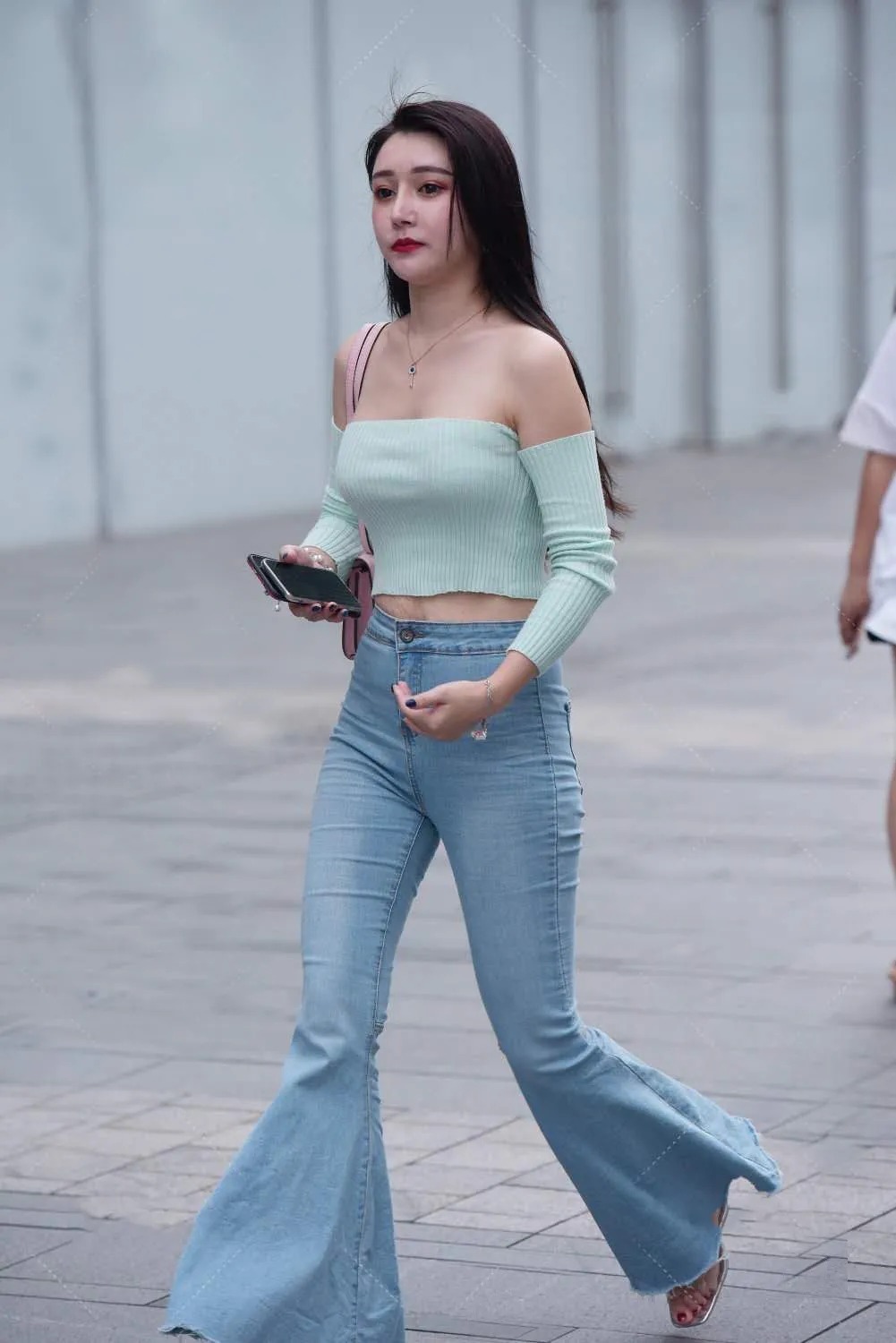 精致的温柔风穿搭,薄荷绿一字肩T恤+喇叭牛仔裤,清凉时髦又不失女人味
