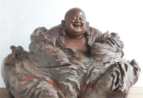 遭拒|他花50万造根雕500罗汉,富豪欲100万买下却遭拒,如今摆仓库起霉