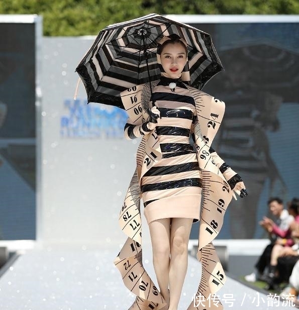 《奔跑吧》终于拿出杀手锏，AngelaBaby肉色连衣裙，直角肩太迷人