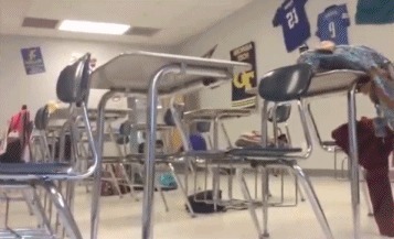 |搞笑GIF:人生难免磕磕碰碰,尤其是过河的时候