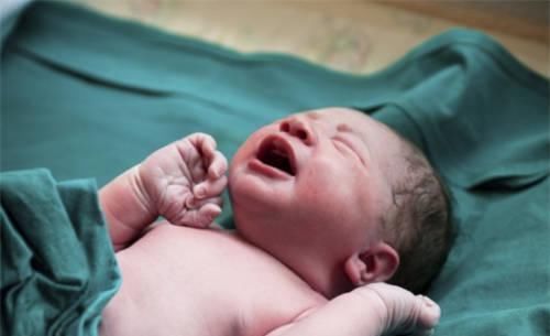 宫缩|怀孕8个月肚子突然“变硬”，孕妈哭的稀里哗啦，医生却无奈了