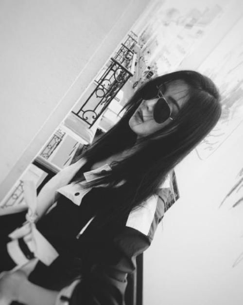 五官|被小姐姐的气质给征服了，短款外套搭配紧身裤，五官也很精致